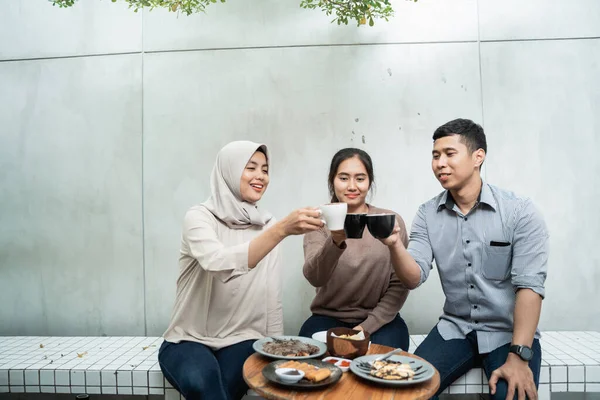 Sekelompok teman menikmati di kafe bersama-sama — Stok Foto