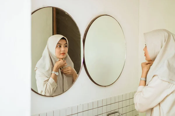 Musulmán asiático mujer fijar su bufanda — Foto de Stock