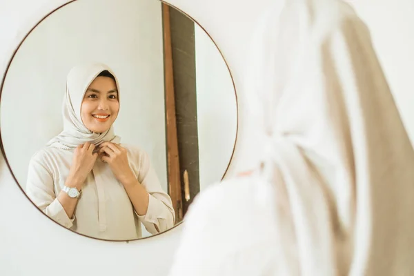 Wanita muslim asia memperbaiki syalnya — Stok Foto