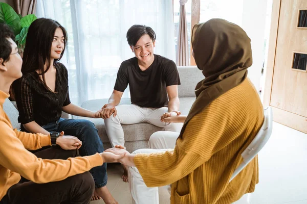 Asian boys are excited when staring at a veiled girl while holding hands — Stock Photo, Image