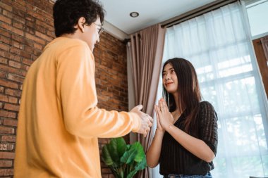 Genç konuk kız el sıkışmayı reddetti.