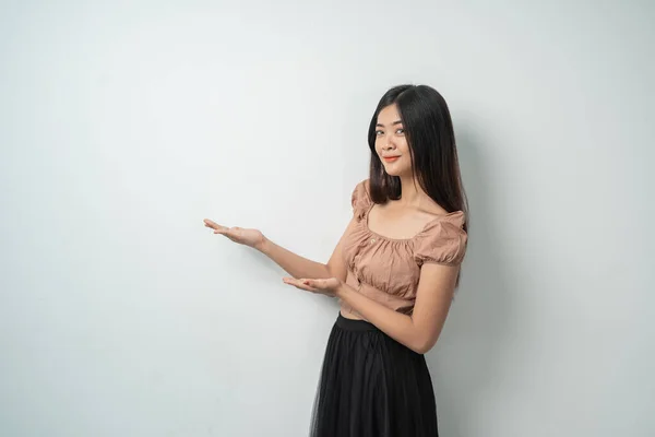 Mooi meisje met lang haar staan terwijl de hand gebaren dragen iets tegen — Stockfoto