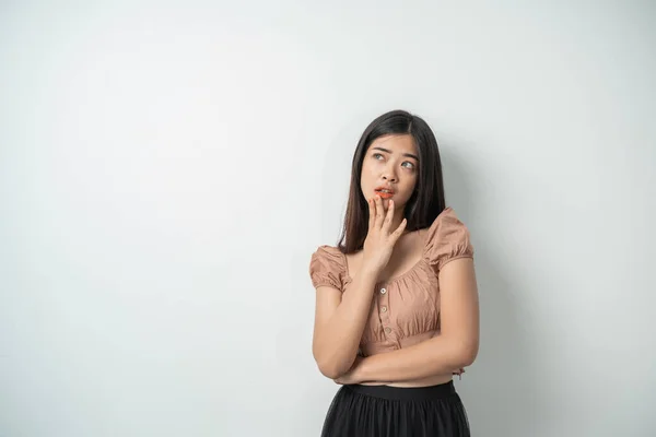 Mooi meisje met lang haar stond op terwijl kijken verrast — Stockfoto