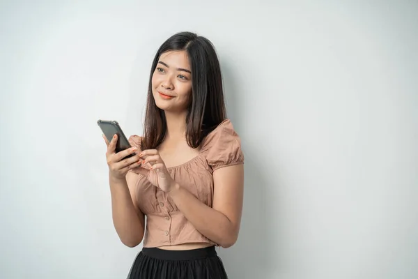 Meninas bonitas sorriem ao usar aparelhos de telefone inteligente e tocar na tela — Fotografia de Stock