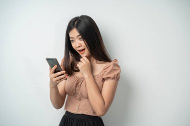 Güzel kızlar akıllı bir telefonun ekranına bakmak ister.