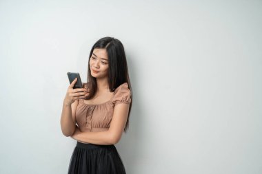 Güzel kız akıllı telefon aleti kullanıyor.