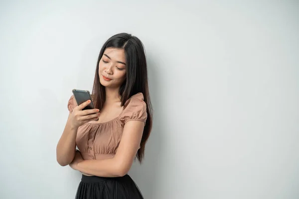 Schöne Mädchen verwendet ein Smartphone-Gadget — Stockfoto