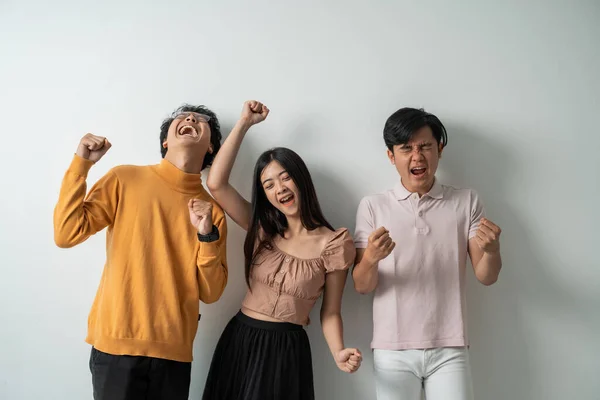 Groep jongeren met zeer gelukkige uitdrukkingen en vieren — Stockfoto