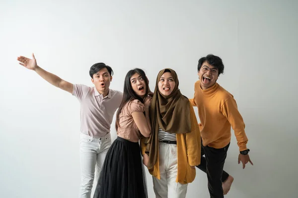 Grupo de jovens asiáticos regozijo e posando rostos ridículos — Fotografia de Stock