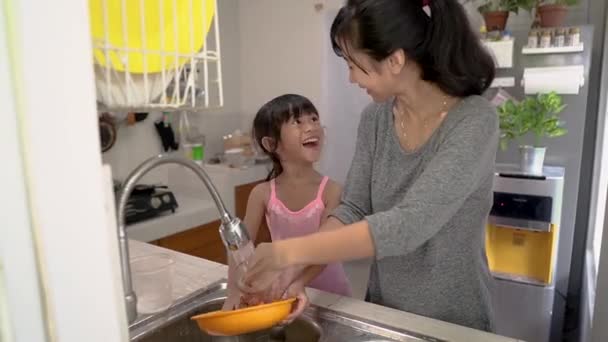 Madre e hija se lavan la mano — Vídeos de Stock