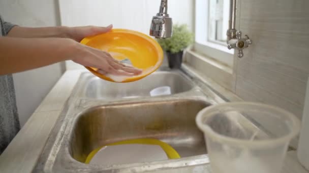 Mujer está lavando platos — Vídeos de Stock