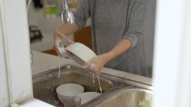 Mulher está lavando pratos — Vídeo de Stock