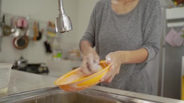 Mujer está lavando platos — Vídeos de Stock