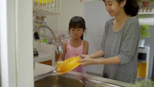 Madre e hija se lavan la mano — Vídeo de stock