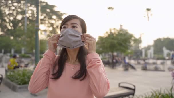 Memakai masker wajah pada normal baru — Stok Video