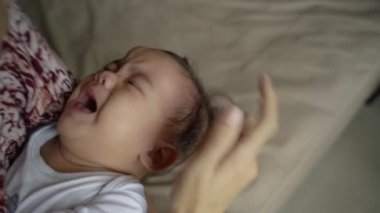 Bebek yataktan düştükten sonra şişmiş alnıyla
