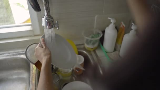 Kobieta zmywa naczynia. — Wideo stockowe