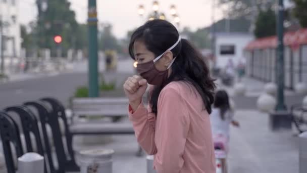 Nošení obličejových masek na nové normální — Stock video
