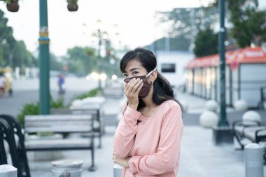 Yeni normalde yüz maskesi takmak