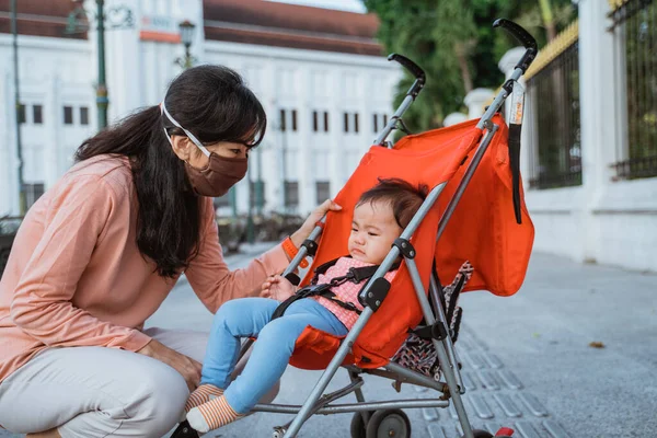 Das Tragen von Mundschutz auf neue Normalität — Stockfoto