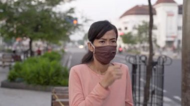 Yeni normalde yüz maskesi takmak