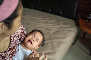 Bebek yataktan düştükten sonra şişmiş alnıyla