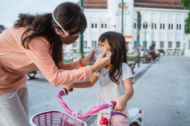 Yeni normalde yüz maskesi takmak