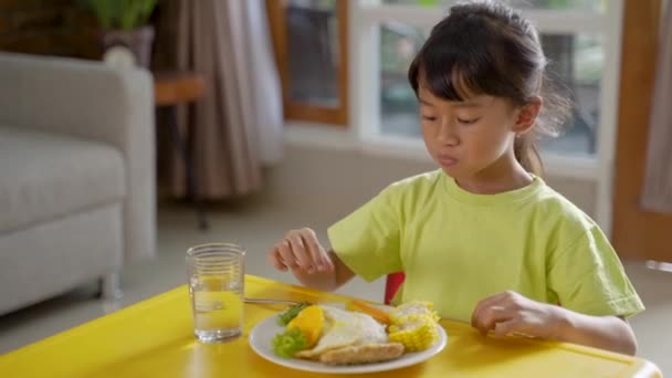 Chica tomando desayuno saludable en casa — Vídeos de Stock