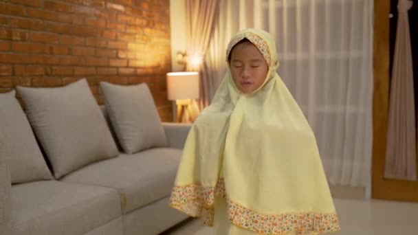 Ženské dítě muslim modlí doma — Stock video