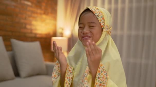Мусульманское дитя молится Богу — стоковое видео
