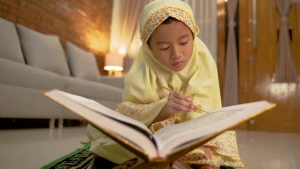 Girl reading quran by herself at home — Stock Video