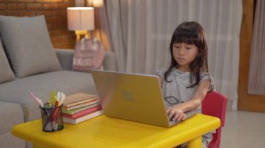 Küçük çocuk dizüstü bilgisayar kullanarak öğreniyor