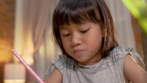Anak belajar di rumah di malam hari — Stok Video