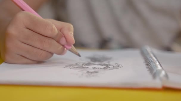 Παιδιά χέρι σχέδιο στο βιβλίο — Αρχείο Βίντεο