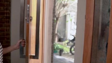 Erkek süper kurye şoförü market alışverişi yapıyor.