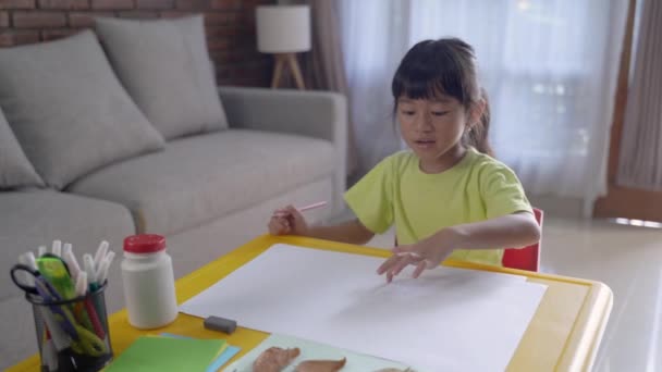 Atividade infantil fazendo artesanato a partir de folhas secas — Vídeo de Stock