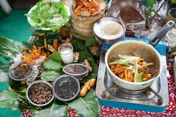 Cengkeh, anise bintang, kunyit dan serutan kayu secang pada nampan daun hijau — Stok Foto