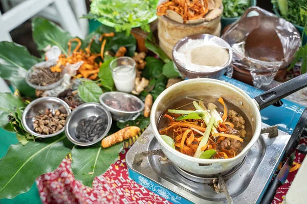 Cengkeh, anise bintang, kunyit dan serutan kayu secang pada nampan daun hijau — Stok Foto