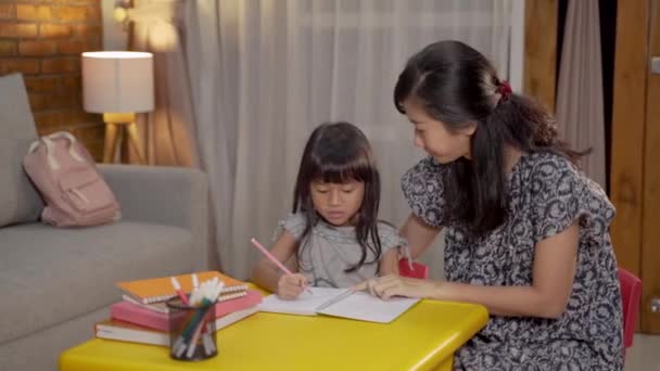 Madre e hija casa escolarización estudiar juntos — Vídeos de Stock