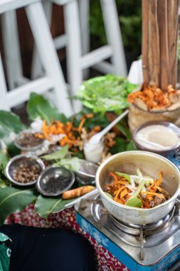 Geleneksel bitkisel içecekler demlikle kaynatılır.