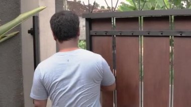 Uber sürücü kuryesi paket kutusunu teslim ediyor