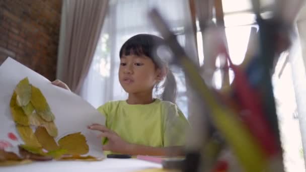 Actividad infantil haciendo artesanía a partir de hojas secas — Vídeos de Stock