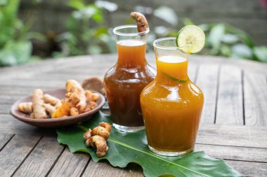 Taze bitkisel içecekler cam şişelerde paketlenir.