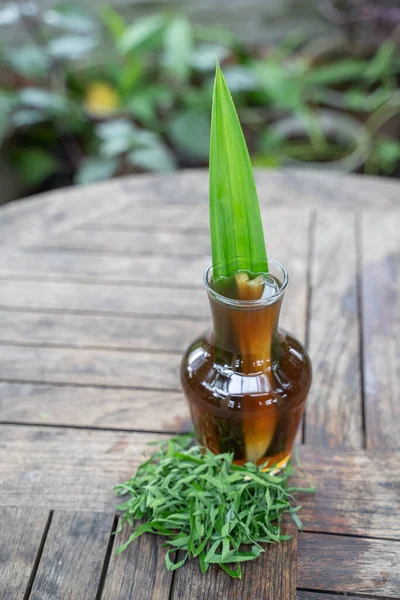 Minuman menyegarkan lemongrass dan pandanus dikemas dalam botol kaca — Stok Foto