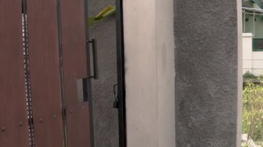 Erkek süper kurye şoförü market alışverişi yapıyor.