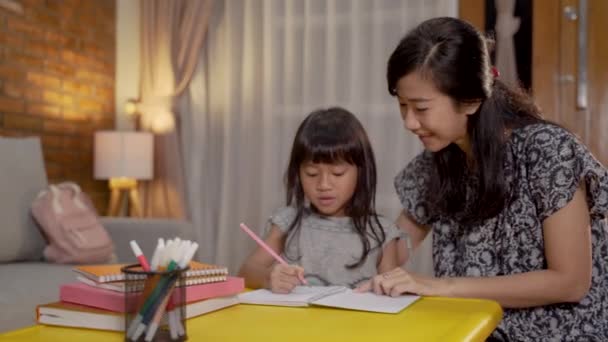 Mor och dotter hemundervisning studerar tillsammans — Stockvideo