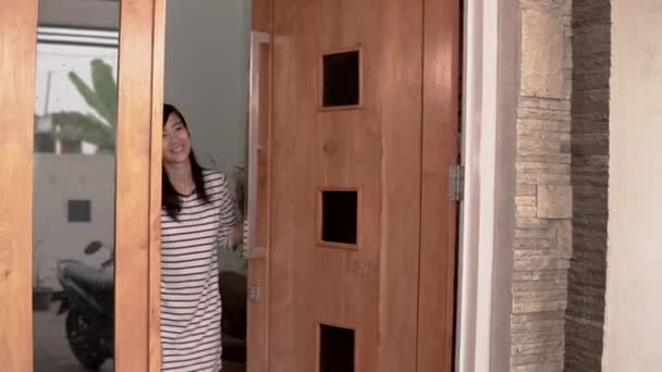 Sorrindo mulher recebendo mercearia entrega em casa — Vídeo de Stock