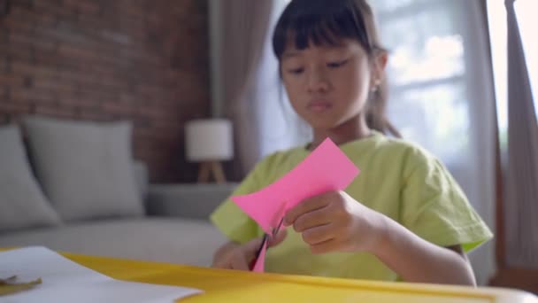 Actividad infantil haciendo artesanía a partir de hojas secas — Vídeos de Stock