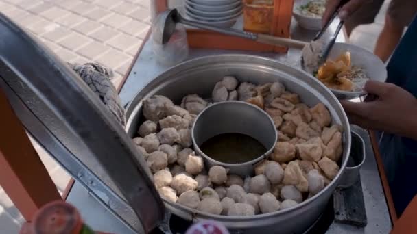Bakso. indonesian meatball street food vendor — Stock Video