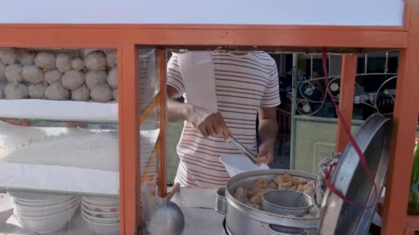 Bakso. indonesischer Frikadellen-Streetfood-Verkäufer — Stockvideo